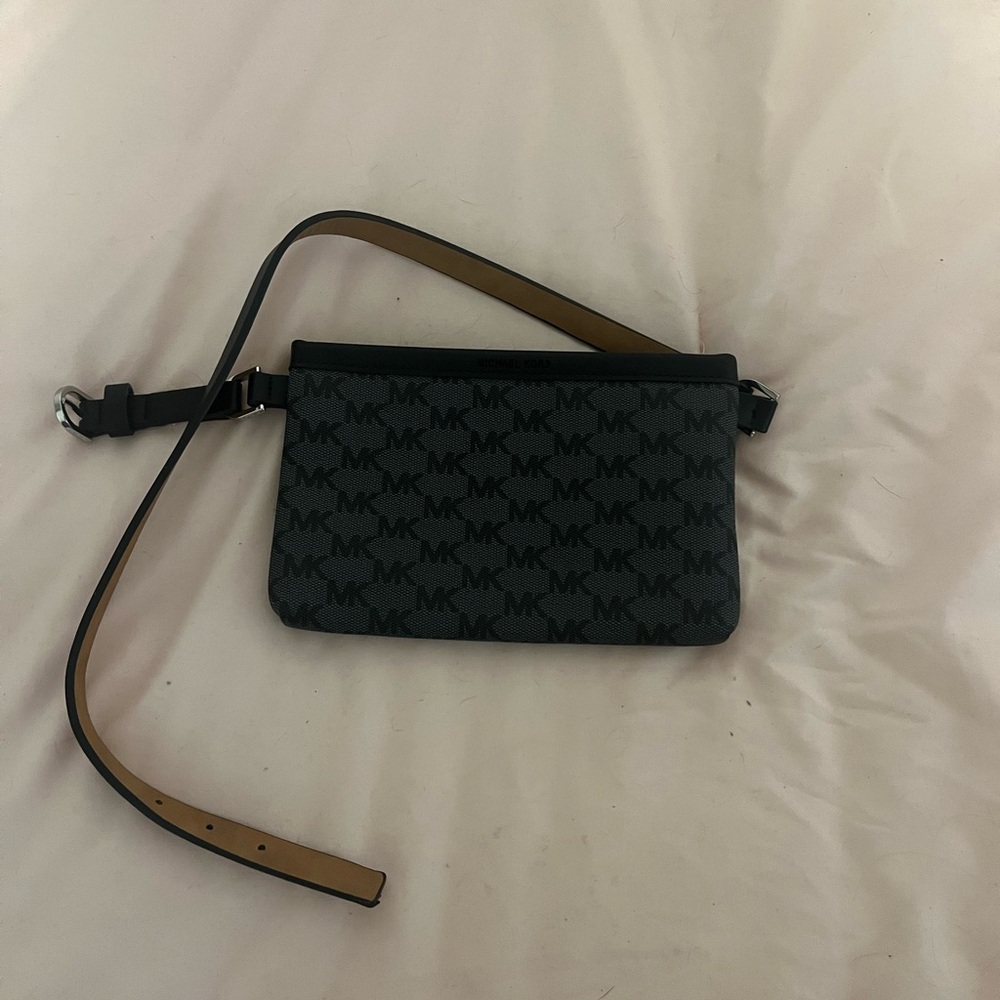NAVY BLUE MICHEAL KORS FANNY PACK